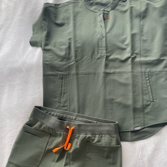Figs Other - MOSS MANILA oversized scrub top size XL and MOSS cargo pants size L